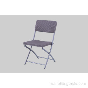 Пластиковый стул из ротанга с металлическими ножками